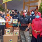 Foto: Ditnarkoba Polda Jatim, saat menyerahkan sejumlah bantuan untuk korban terdampak erupsi Gunung Semeru.