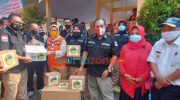 Foto: Ditnarkoba Polda Jatim, saat menyerahkan sejumlah bantuan untuk korban terdampak erupsi Gunung Semeru.