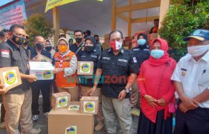Foto: Ditnarkoba Polda Jatim, saat menyerahkan sejumlah bantuan untuk korban terdampak erupsi Gunung Semeru.