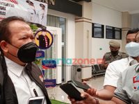 Foto: Bupati Jember, Hendy Siswanto, saat memberikan keterangan kepada sejumlah wartawan (Nur Imatus Safitri).