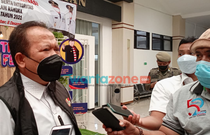 Foto: Bupati Jember, Hendy Siswanto, saat memberikan keterangan kepada sejumlah wartawan (Nur Imatus Safitri).