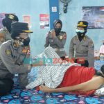 Foto: Salah satu perwira Polwan RI saat mengunjungi korban terdampak erupsi Gunung Semeru.