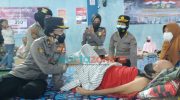 Foto: Salah satu perwira Polwan RI saat mengunjungi korban terdampak erupsi Gunung Semeru.