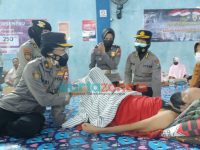 Foto: Salah satu perwira Polwan RI saat mengunjungi korban terdampak erupsi Gunung Semeru.