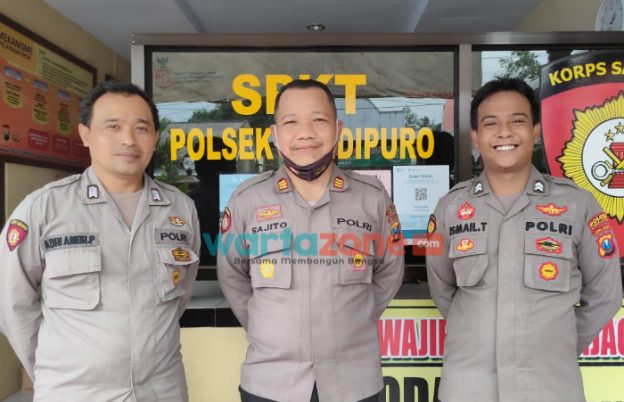 Foto: Dua anggota Polres Lumajang (kanan) dan (kiri) saat bertugas.