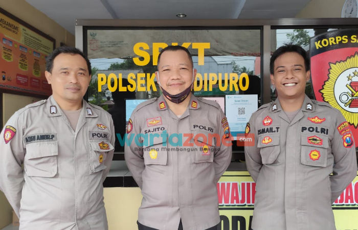 Foto: Dua anggota Polres Lumajang (kanan) dan (kiri) saat bertugas.
