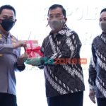 Foto: Purnawiran Polri saat memberikan buku Bhayangkara Sejati Mengabdi Tanpa Henti kepada Kapolri, Jendral Listyo Sigit Prabowo.