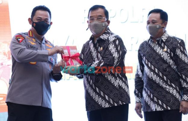 Foto: Purnawiran Polri saat memberikan buku Bhayangkara Sejati Mengabdi Tanpa Henti kepada Kapolri, Jendral Listyo Sigit Prabowo.