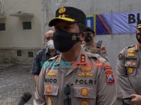 Foto: Kapolda Jatim, Irjen Pol Nico Afinta, saat usai meninjau Posko DVI di RS Bhayangkara Tirta Gatra Lumajang.