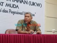 Foto: Manager Public and Government Affair KEI, Hanip Suprapto, saat menggelar konferensi pers di salah satu hotel di Sumenep.
