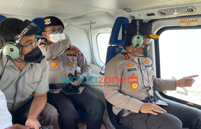 Foto: Kapolda Jatim, Irjen Pol Nico Afinta, saat memantau kondisi terkini Gunung Semeru lewat udara.