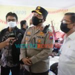 Foto: Kapolda Jatim, Irjen Pol Nico Afinta (tengah) bersama Komisi III DPR RI saat meninjau posko pengungsian dan menyalurkan bansos.