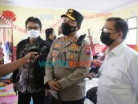 Foto: Kapolda Jatim, Irjen Pol Nico Afinta (tengah) bersama Komisi III DPR RI saat meninjau posko pengungsian dan menyalurkan bansos.