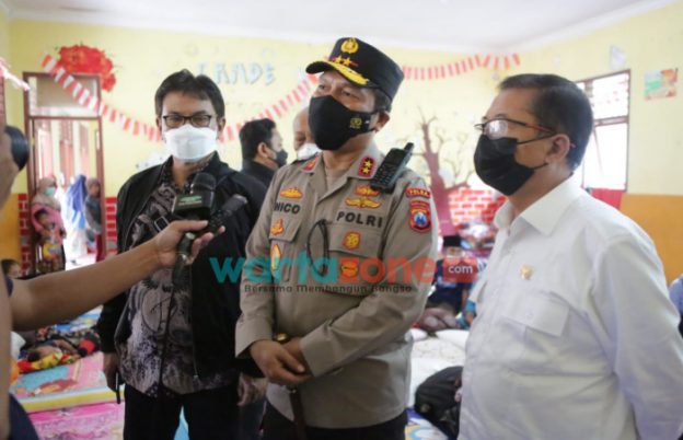 Foto: Kapolda Jatim, Irjen Pol Nico Afinta (tengah) bersama Komisi III DPR RI saat meninjau posko pengungsian dan menyalurkan bansos.