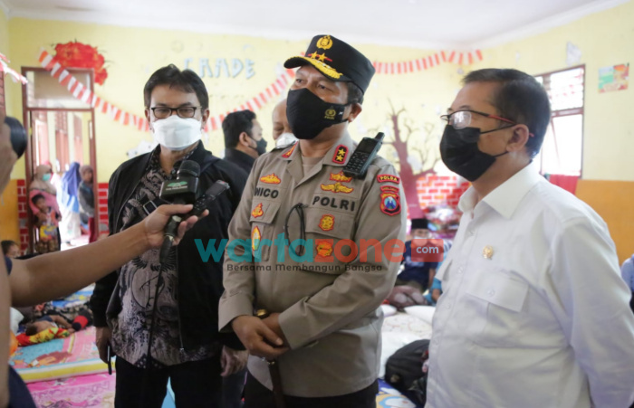 Foto: Kapolda Jatim, Irjen Pol Nico Afinta (tengah) bersama Komisi III DPR RI saat meninjau posko pengungsian dan menyalurkan bansos.