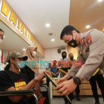 Foto: Kapolda Jatim, Irjen Pol Nico Afinta, saat menyerahkan penghargaan kepada salah satu pemenang lomba orasi Piala Kapolri.