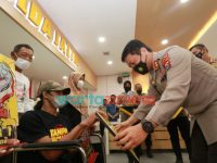 Foto: Kapolda Jatim, Irjen Pol Nico Afinta, saat menyerahkan penghargaan kepada salah satu pemenang lomba orasi Piala Kapolri.