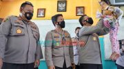 Foto: Kapolda Jatim Irjen Pol Nico Afinta bersama Kampus Peduli Semeru melakukan Trauma healing kepada anak-anak korban bencana alam APG Gunung Semeru, di Pengungsian yang terletak di SMP Negeri 1 Candipuro.