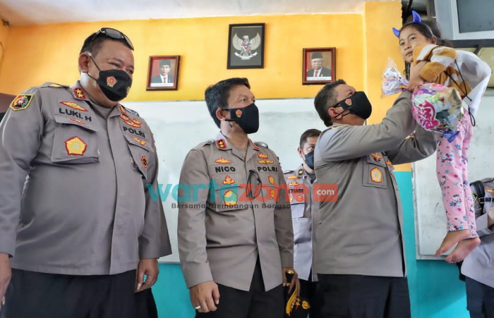 Foto: Kapolda Jatim Irjen Pol Nico Afinta bersama Kampus Peduli Semeru melakukan Trauma healing kepada anak-anak korban bencana alam APG Gunung Semeru, di Pengungsian yang terletak di SMP Negeri 1 Candipuro.