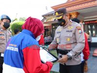 Foto: Kapolres Blitar Kota, AKBP Yudhi Hery Setiawan, saat menyerahkan penghargaan atlet berprestasi di Turnamen Pencak Silat Remaja Kapolda Jatim 2021.