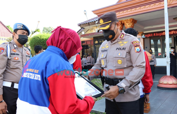 Foto: Kapolres Blitar Kota, AKBP Yudhi Hery Setiawan, saat menyerahkan penghargaan atlet berprestasi di Turnamen Pencak Silat Remaja Kapolda Jatim 2021.