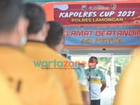 Foto: Kapolres Lamongan, AKBP Miko Indrayana, saat memimpin upacara pembukaan turnamen bulu tangkis dan bola voli.