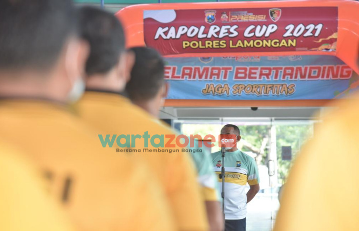Foto: Kapolres Lamongan, AKBP Miko Indrayana, saat memimpin upacara pembukaan turnamen bulu tangkis dan bola voli.