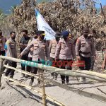 Foto: Kapolda Jatim, Irjen Pol Nico Afianta mendampingi Kepala Staf Angkatan Darat, Jenderal TNI Dudung Abdurachman, melakukan kunjungan ke posko pengungsi di Lapangan Candipuro, Kecamatan Candipuro, Kabupaten Lumajang.