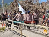 Foto: Kapolda Jatim, Irjen Pol Nico Afianta mendampingi Kepala Staf Angkatan Darat, Jenderal TNI Dudung Abdurachman, melakukan kunjungan ke posko pengungsi di Lapangan Candipuro, Kecamatan Candipuro, Kabupaten Lumajang.