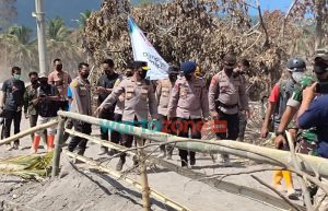 Foto: Kapolda Jatim, Irjen Pol Nico Afianta mendampingi Kepala Staf Angkatan Darat, Jenderal TNI Dudung Abdurachman, melakukan kunjungan ke posko pengungsi di Lapangan Candipuro, Kecamatan Candipuro, Kabupaten Lumajang.