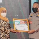 Foto: Gubernur Jawa Timur Khofifah Indar Parawansa, saat menyerahkan penghargaan, atas upayanya dalam menangani Pandemi Covid-19.