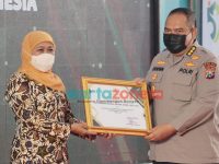 Foto: Gubernur Jawa Timur Khofifah Indar Parawansa, saat menyerahkan penghargaan, atas upayanya dalam menangani Pandemi Covid-19.