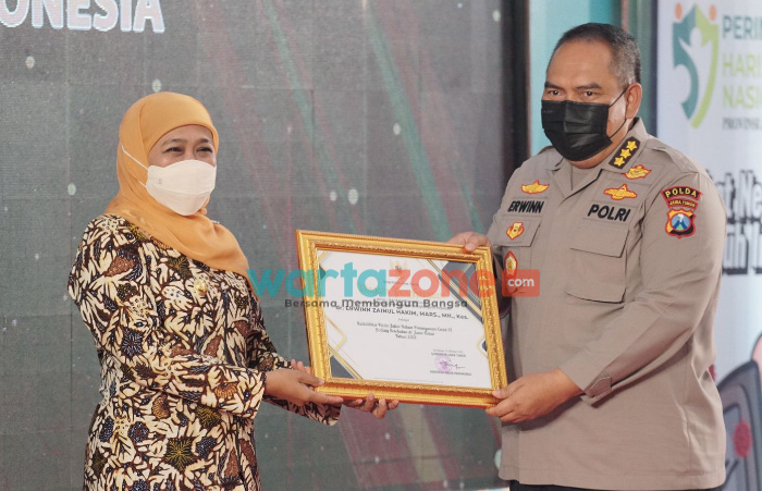 Foto: Gubernur Jawa Timur Khofifah Indar Parawansa, saat menyerahkan penghargaan, atas upayanya dalam menangani Pandemi Covid-19.