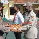 Foto: Kapolres Bondowoso, AKBP Herman Priyanto, saat menyerahkan penghargaan 12 anggota polisi berprestasi.