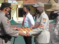 Foto: Kapolres Bondowoso, AKBP Herman Priyanto, saat menyerahkan penghargaan 12 anggota polisi berprestasi.