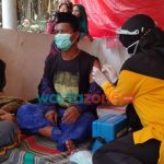 Foto: Program Grebeg Dusun yang digelar Satgas Covid-19 Kabupaten Sumenep, menggandeng BIN, menggelar vaksinasi massal di kediaman Kyai Abdurrahman di Dusun Drusah, Desa/Kecamatan Pragaan.