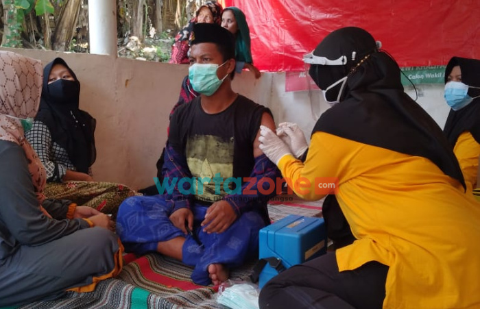 Foto: Program Grebeg Dusun yang digelar Satgas Covid-19 Kabupaten Sumenep, menggandeng BIN, menggelar vaksinasi massal di kediaman Kyai Abdurrahman di Dusun Drusah, Desa/Kecamatan Pragaan.