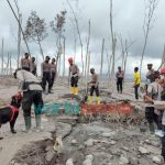 Foto: Mabes Polri saat mengerahkan belasan ekor anjing pelacak dalam operasi pencarian korban guguran awan panas Gunung Semeru.