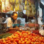 Foto: Sejumlah pembeli cabai di pasar tanjung, Selasa (14/12/2021) siang.