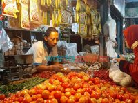 Foto: Sejumlah pembeli cabai di pasar tanjung, Selasa (14/12/2021) siang.