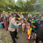 Foto: Kapolda Jatim, menyempatkan untuk menyapa dan bercengkrama dengan masyarakat di wilayah terdampak erupsi semeru di kecamatan Pronojiwo, kabupaten Lumajang.