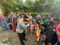 Foto: Kapolda Jatim, menyempatkan untuk menyapa dan bercengkrama dengan masyarakat di wilayah terdampak erupsi semeru di kecamatan Pronojiwo, kabupaten Lumajang.