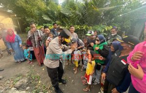 Kapolda Jatim Sempatkan Bercengkrama dengan Anak-Anak Sekitar Lereng Semeru
