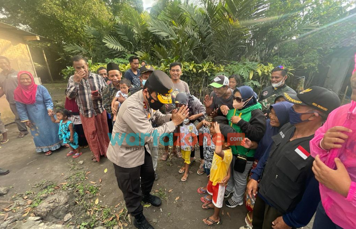 Foto: Kapolda Jatim, menyempatkan untuk menyapa dan bercengkrama dengan masyarakat di wilayah terdampak erupsi semeru di kecamatan Pronojiwo, kabupaten Lumajang.