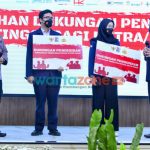 Foto: Kapolri Jenderal Listyo Sigit Prabowo (kiri) bersama Menteri BUMN Erick Thohir, saat penyerahan bantuan pendidikan perguruan tinggi bagi putra-putri Polri dari Kementerian BUMN.