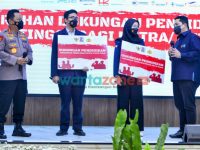 Foto: Kapolri Jenderal Listyo Sigit Prabowo (kiri) bersama Menteri BUMN Erick Thohir, saat penyerahan bantuan pendidikan perguruan tinggi bagi putra-putri Polri dari Kementerian BUMN.