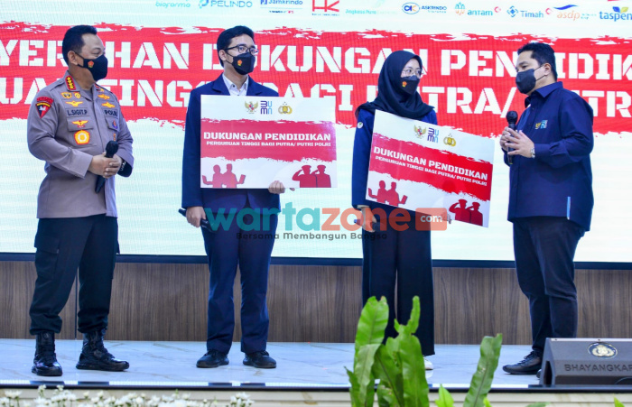 Foto: Kapolri Jenderal Listyo Sigit Prabowo (kiri) bersama Menteri BUMN Erick Thohir, saat penyerahan bantuan pendidikan perguruan tinggi bagi putra-putri Polri dari Kementerian BUMN.