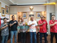 Foto: Kepala Divisi Humas Polri Irjen Dedi Prasetyo, memberikan izin kepada PT. Liga Indonesia Baru (LIB) untuk melakukan uji coba penyelenggaraan sepakbola liga 1 dan 2 dengan dihadiri oleh penonton secara langsung.