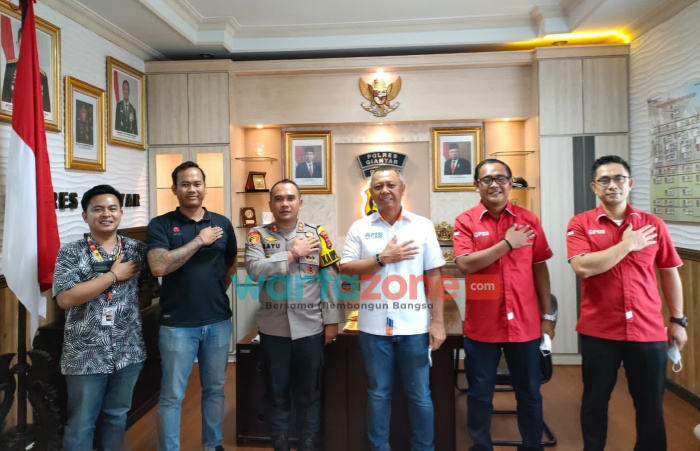 Foto: Kepala Divisi Humas Polri Irjen Dedi Prasetyo, memberikan izin kepada PT. Liga Indonesia Baru (LIB) untuk melakukan uji coba penyelenggaraan sepakbola liga 1 dan 2 dengan dihadiri oleh penonton secara langsung.