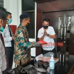 Foto: Cakades Nidhomudin didampingi Kuasa Hukumnya saat memberikan surat di depan ruangan Bupati Jember Hendy Siswanto, Rabu (15/12/2021).
